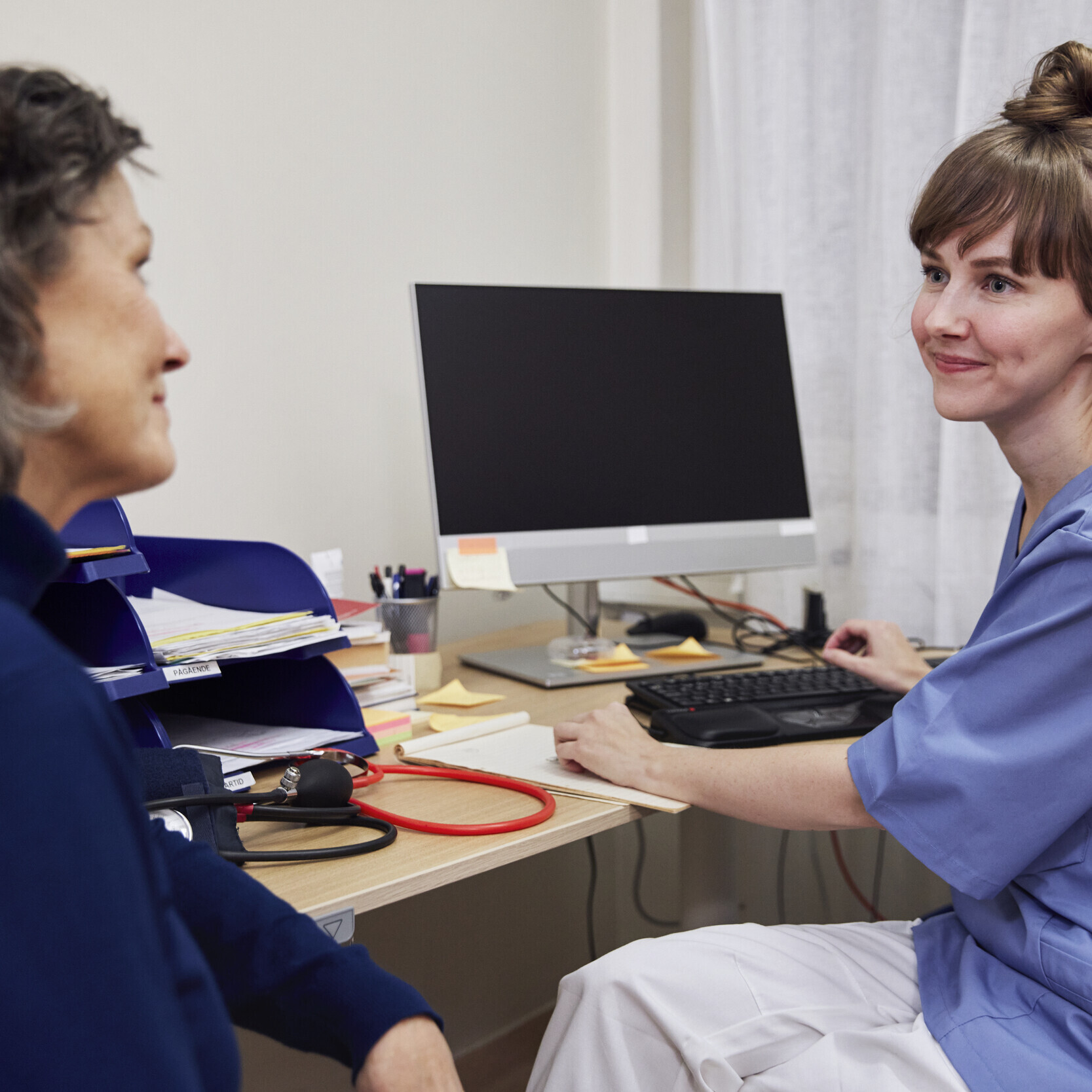 Läkare pratar med patient