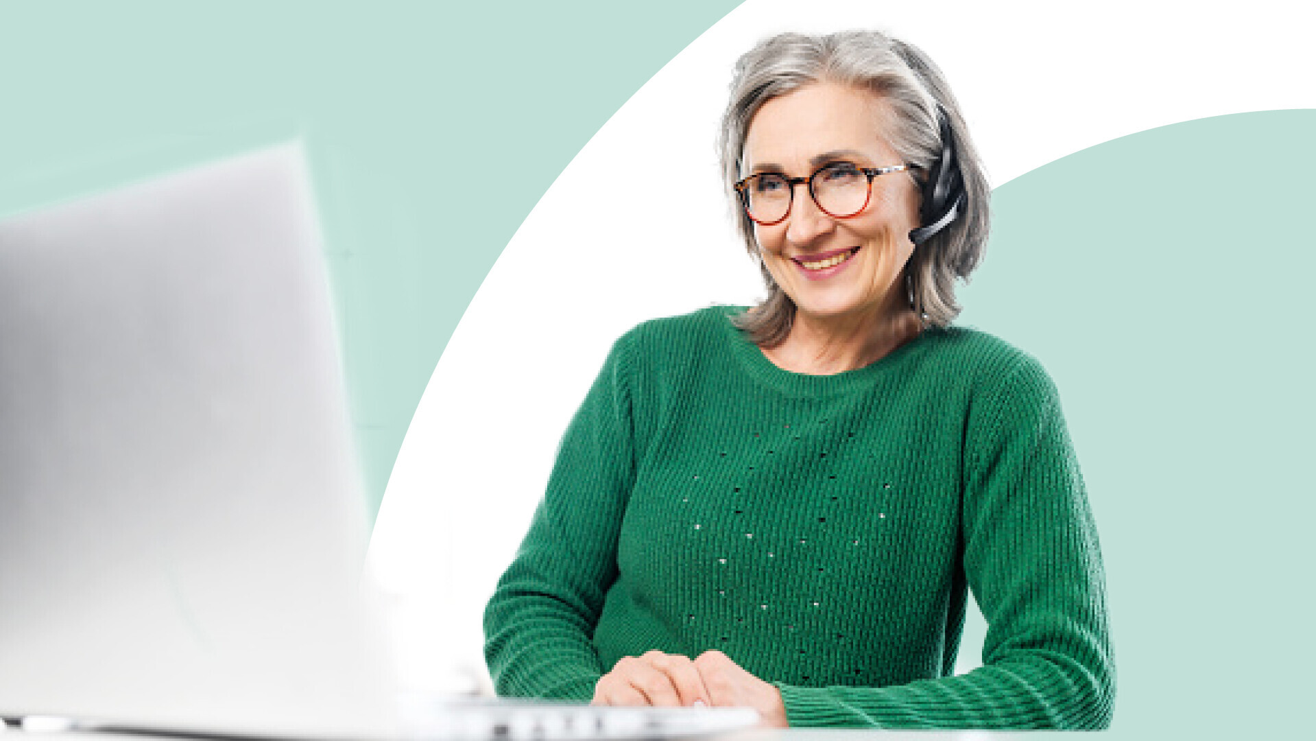 Frau mit Headset telefoniert